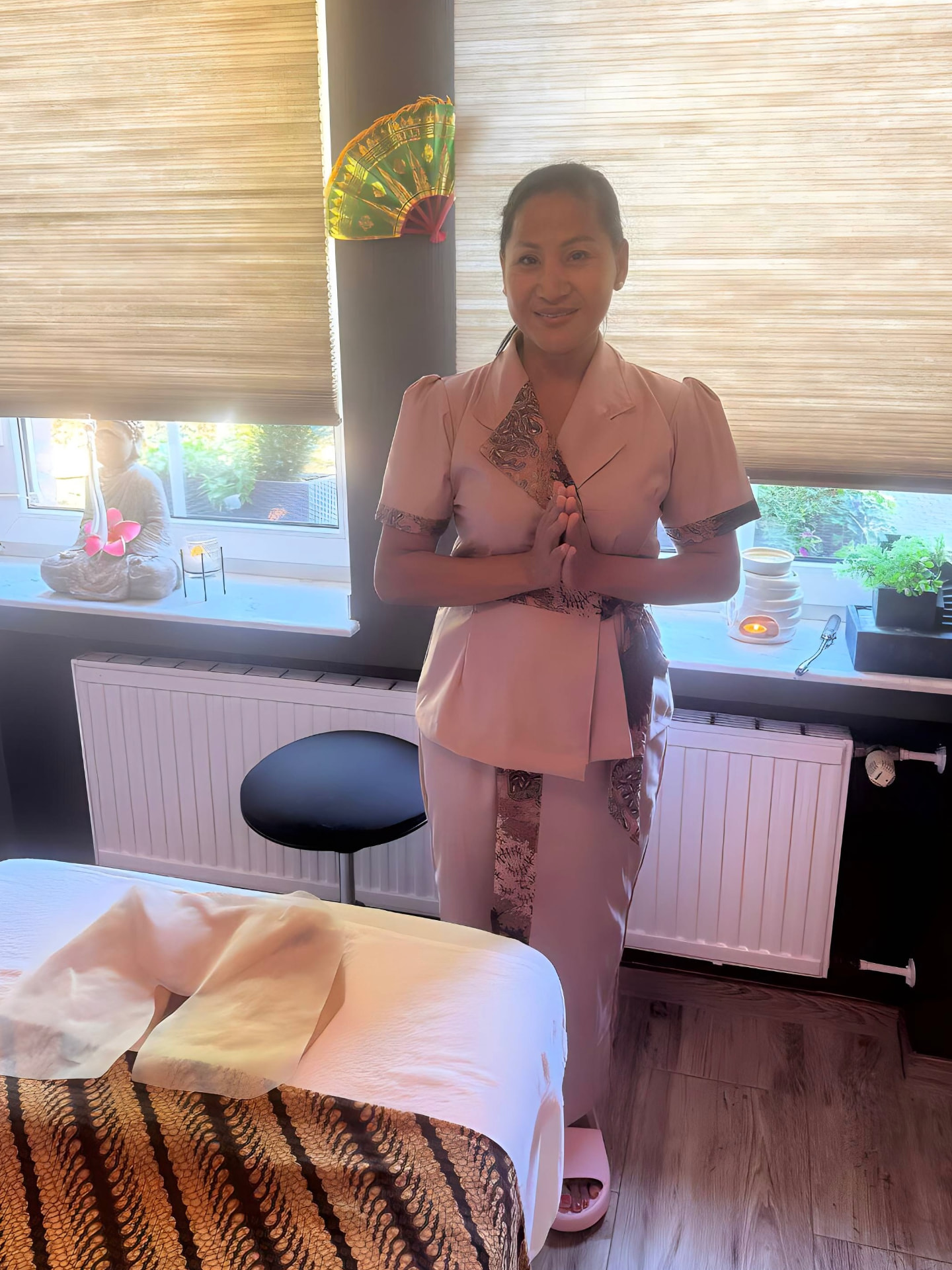 Dewi – Inhaberin von Dewis Bali Massage in Heinsberg, im Massagezimmer
